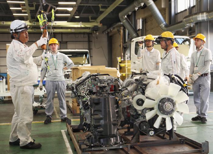 Российские специалисты по сборке и производству грузовиков Hino прошли обучение в Японии